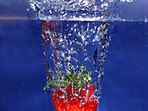 拍摄水果入水中的瞬间